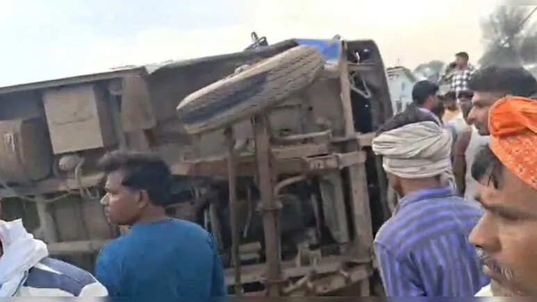 करौली में स्कूल बस पलटने से बड़ा हादसा, हेडमास्टर की मौत, 10–15 बच्चे घायल