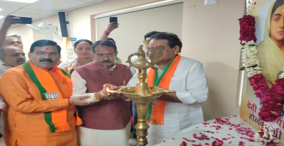 अहिल्याबाई होलकर की जयंती: हर्ष मल्होत्रा, एसपी बघेल और संगम लाल गुप्ता ने दी श्रद्धांजलि