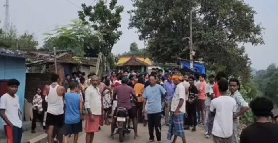 जमशेदपुर में हाइवा की चपेट में आने से टाटा मोटर्स के कर्मचारी की मौत, विरोध में सड़क जाम