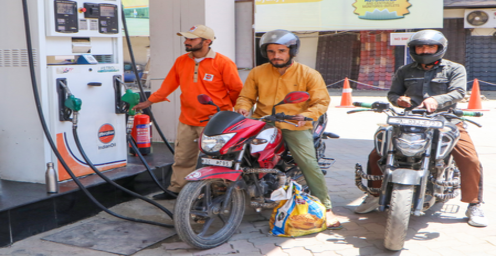 पेट्रोल-डीजल की कीमतों में 3 रुपए बढ़ोतरी मामूली, तेल कंपनियां प्रतिदिन झेल रहीं 1,000 करोड़ रुपए का नुकसान: शीर्ष अधिकारी