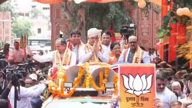 अंतिम दिन CM भजनलाल शर्मा का जयपुर में रोड शो, वीडियो में बोले- "लव जिहाद की समस्या खत्म की"; अलवर में मिठाई के डिब्बों में मिले 500 के नोट