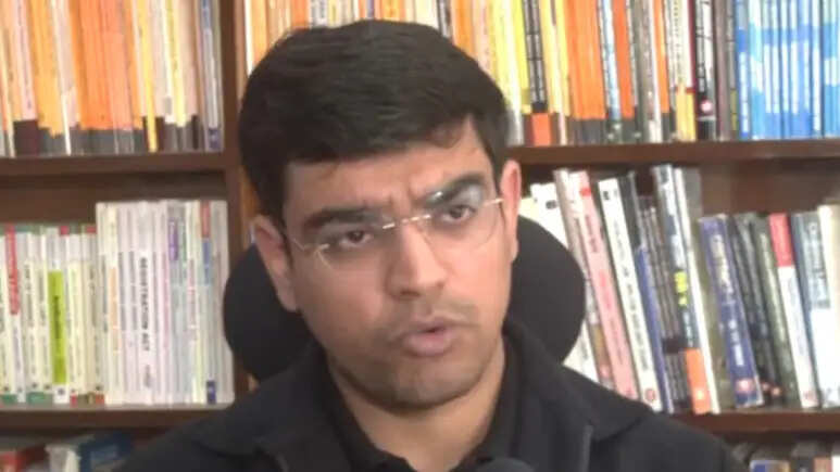 हाथ नहीं थे, हार्दिक ने कोहनियों से कलम पकड़ पास की मुश्किल परीक्षा, अब बने राजस्थान में जज