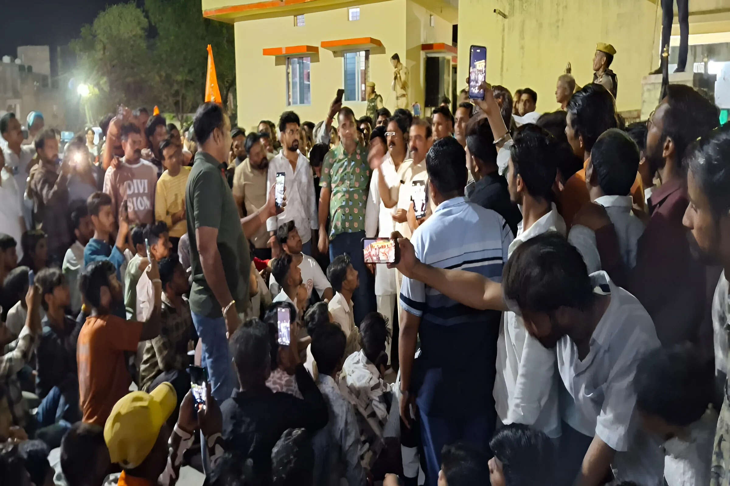 रावतभाटा में शिवलिंग खंडित होने पर तनाव, बाजार बंद कर प्रदर्शन