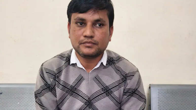 जिला शिक्षा विभाग के वरिष्ठ सहायक पर एसीबी का शिकंजा, 10000 रुपये घूस लेते रंगे हाथ गिरफ्तार