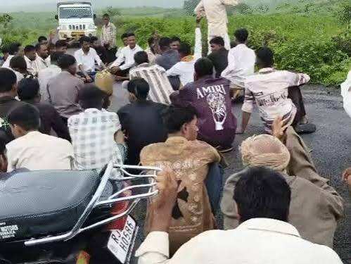 बांसवाड़ा में बारूद गोदाम हटाने की मांग पर बवाल: ग्रामीणों ने बारूद से भरी पिकअप रोकी, पुलिस और पूर्व सरपंच के बीच तीखी बहस