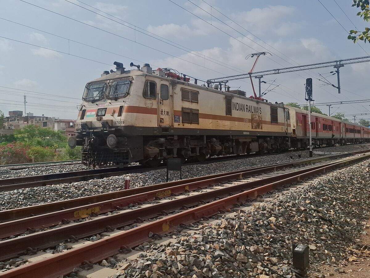 अजमेर मंडल में रेल संचालन प्रभावित, वीडियो में देखे ब्रिज कार्य के चलते 11 ट्रेनें प्रभावित; कई रद्द और मार्ग परिवर्तित