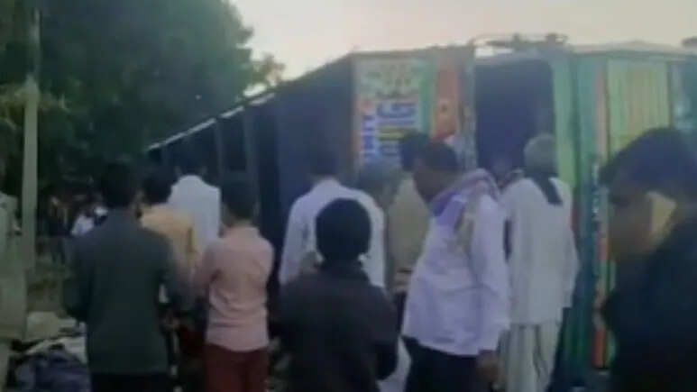 बाड़मेर से गुजरात जा रही ट्रक पलटा, युवक की मौत... 50 भेड़-बकरियों की गई जान