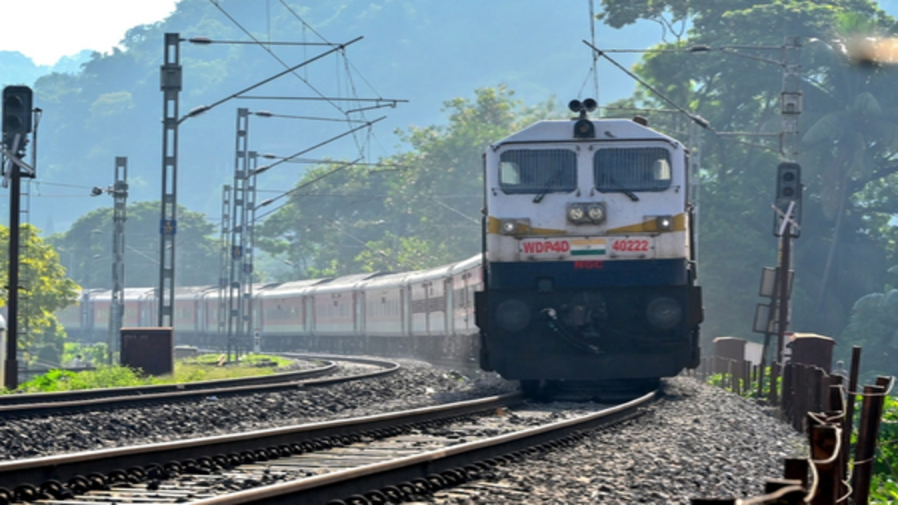 यात्रियों की सुविधा बढ़ाने के लिए एनएफआर ने 80 से अधिक ट्रेनों का समय बदला