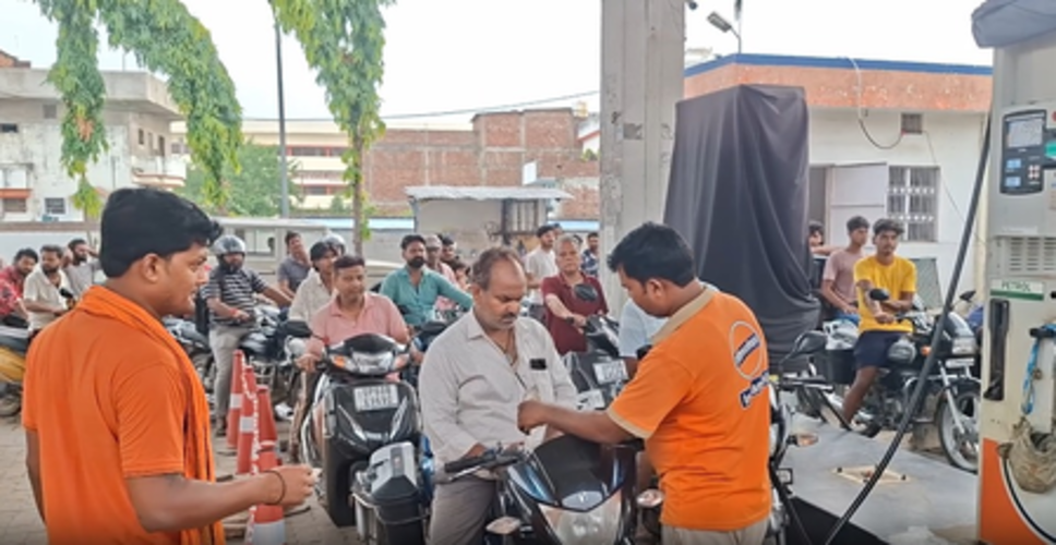 पेट्रोल-डीजल की कीमतों में इजाफा के बाद उपभोक्ताओं में निराशा, कहा- जेब पर पड़ रहा असर