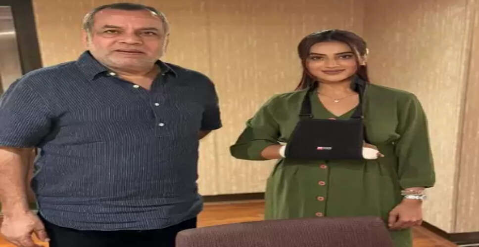 अक्षरा सिंह की परेश रावल से खास मुलाकात, शेयर की तस्वीर