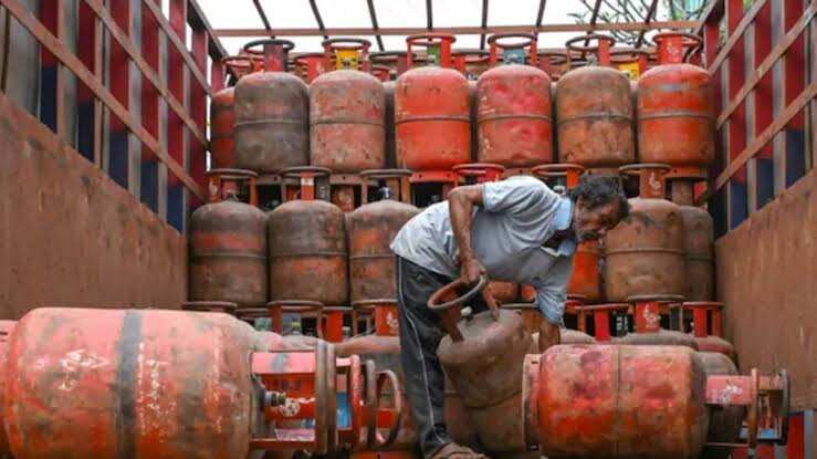 कॉमर्शियल गैस सिलेंडर फिर महंगा, वीडियो में देंखे जयपुर में 62.50 रुपये बढ़े दाम