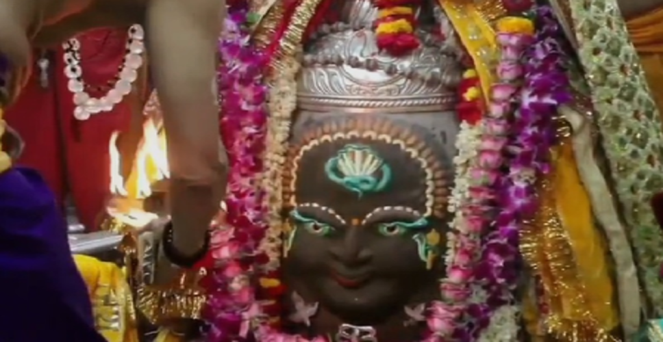 पंचामृत और आम्र रस से महाकाल का अभिषेक, अक्षय तृतीया पर माथे पर शेषनाग को दिया स्थान