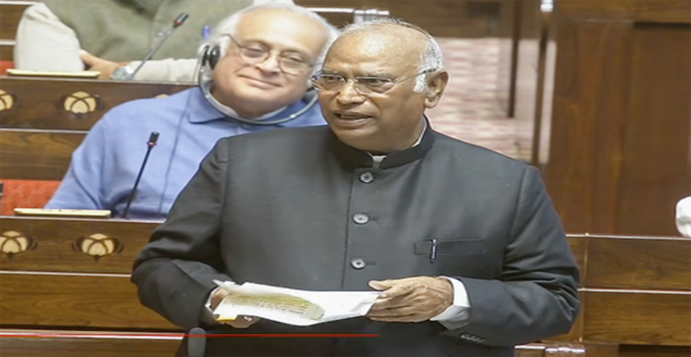 खड़गे ने कहा रुपए की घटती कीमत, आर्थिक असमानता व बेरोजगारी चिंता का विषय