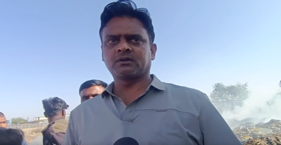 देवास: कबाड़ में लगी भीषण आग, दमकल की 10 से 12 गाड़ियां बुझाने में जुटीं