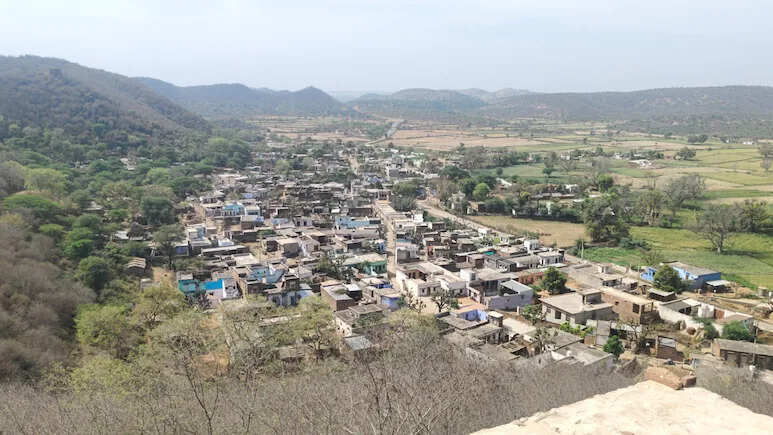 भरतपुर के हथौड़ी गांव में मोबाइल नेटवर्क और इंटरनेट की कमी से ग्रामीण जीवन प्रभावित