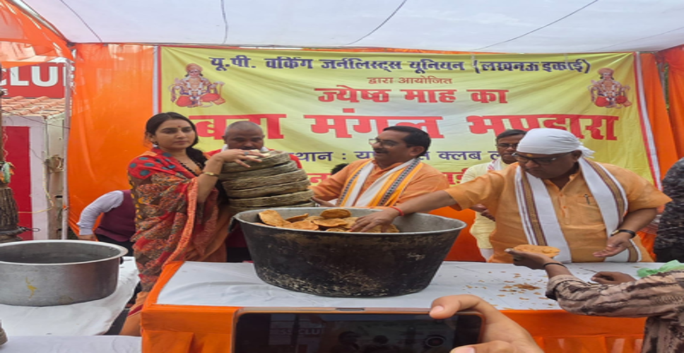 लखनऊ में वाटर वूमेन शिप्रा पाठक ने बड़े मंगल पर 55 हजार पत्तल बांटकर प्लास्टिक मुक्त भविष्य का दिया संदेश