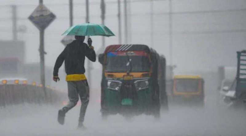 23 राज्यों में बदला मौसम का मिजाज, वीडियो में जाने बारिश-आंधी से गर्मी से राहत; आगरा में जलभराव और सड़कें धंसीं