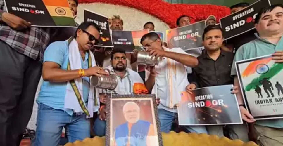 वाराणसी में ऑपरेशन सिंदूर का जश्न, पीएम मोदी की तस्वीर का दूध से हुआ अभिषेक