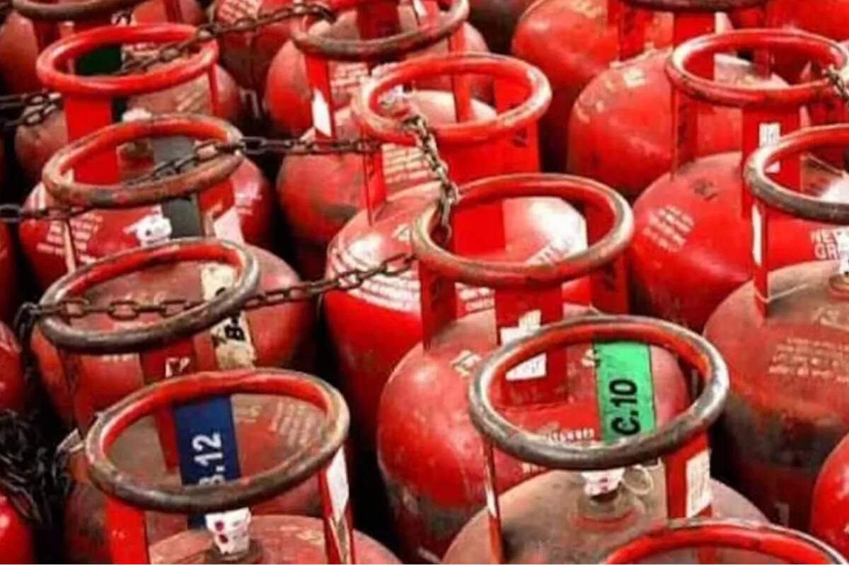 कॉमर्शियल गैस सिलेंडर महंगा, कंपनियों ने बढ़ाए दाम, फुटेज में जानें राजस्थान में 1769.50 रुपये में मिलेगा 19 किलो सिलेंडर