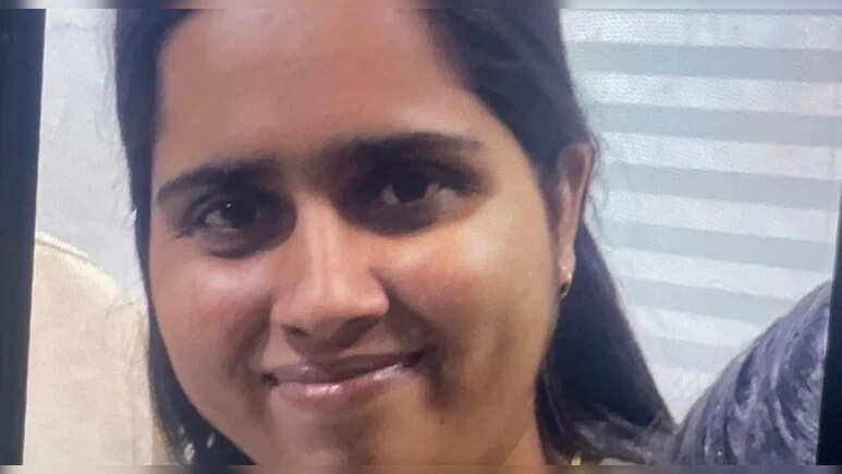 सड़क हादसे में महिला गंभीर घायल: टक्कर के बाद 12 फीट तक घसीटी गई, दीवार से टकराकर दर्दनाक हादसा