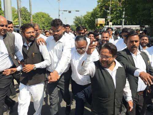 अजमेर में वकीलों का हंगामा: DSP पर वकील को थप्पड़ मारने का आरोप, वीडियो में जाने कोर्ट के बाहर जाम लगाया; कलेक्ट्रेट पर पुलिस से धक्का-मुक्की