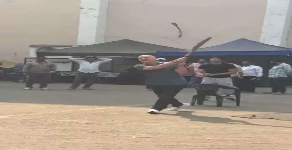 सूरज बड़जात्या की फिल्म के सेट से अनुपम खेर का क्रिकेट अवतार आया सामने