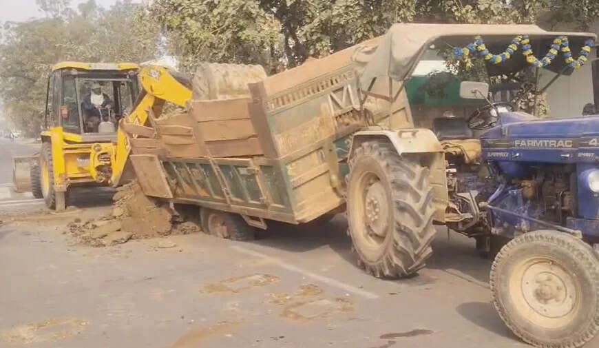 भरतपुर में दो महीने पहले करोड़ों की लागत से बनी सड़क का हाल बेहाल, ट्रैक्टर-ट्रॉली फंसी
