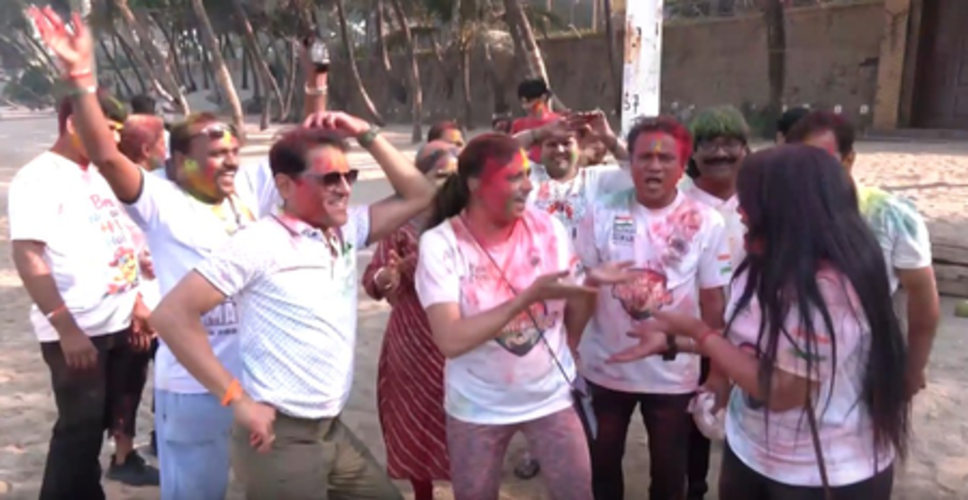 मुंबई: जुहू बीच पर लोगों ने धूमधाम से खेली होली, गाने गाए और जमकर किया डांस