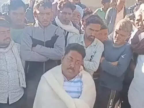 वीडियो में देखें दौसा में बिजली विजिलेंस टीम को ग्रामीणों ने घेरा, विधायक रामबिलास मीणा के बयान से बढ़ा विवाद