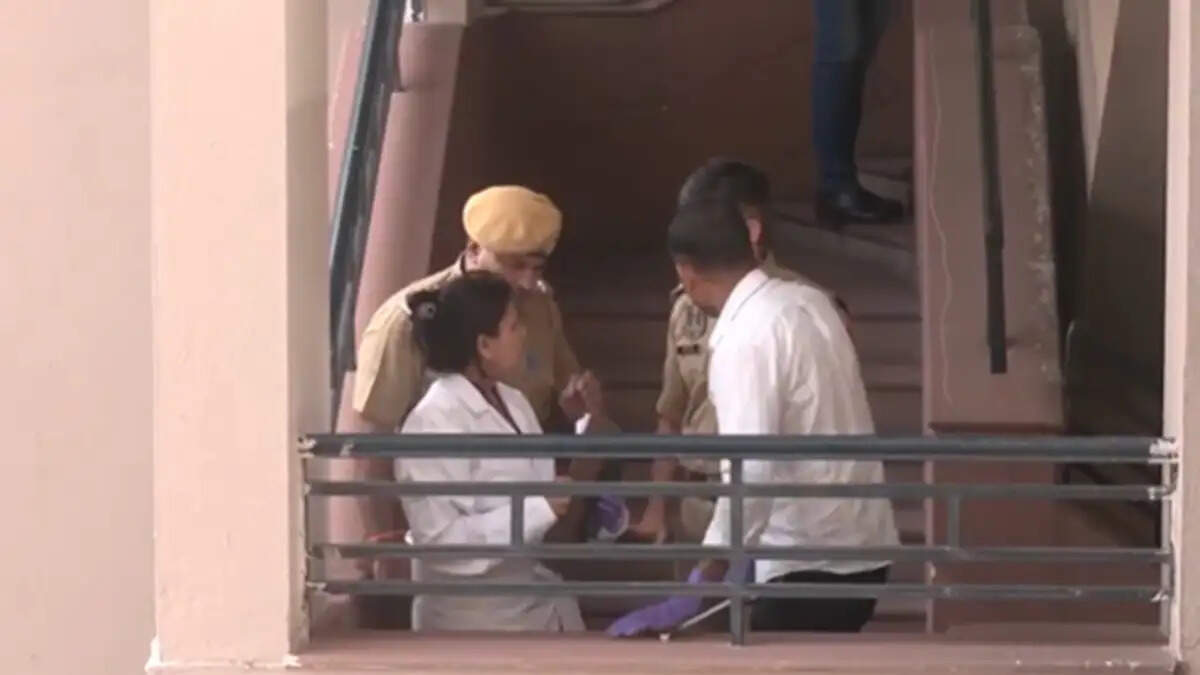 नीरजा मोदी स्कूल को हाईकोर्ट से एक महीने की राहत, फुटेज में जानें छात्रों के शिफ्ट पर लगी रोक