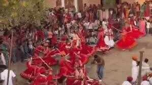 धुलंडी पर बाड़मेर के सनावड़ा में गैर की धूम, तीन पीढ़ियों ने एक साथ थिरककर रची विरासत की मिसाल