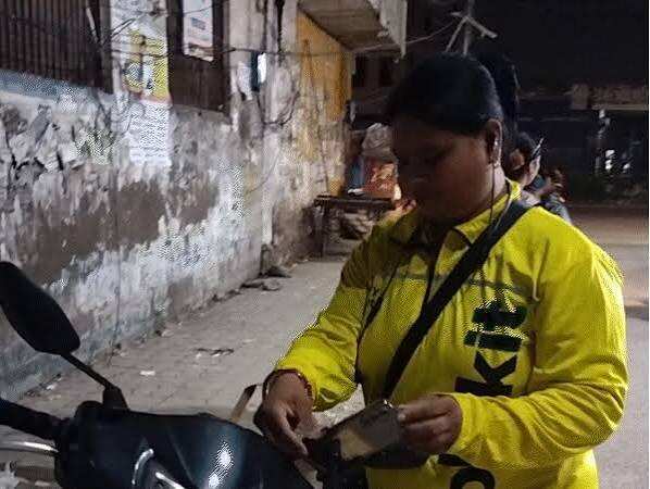 जयपुर के गोनेर जगदीश महाराज मंदिर में महिला का मंगलसूत्र चोरी, वीडियो में देंखे भीड़ का फायदा उठाकर युवती ने दिया वारदात को अंजाम