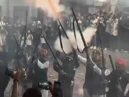 451 साल पुरानी परंपरा, वीडियो में जाने उदयपुर के मेनार गांव में खेली गई बारूद की होली, महायुद्ध जैसा दिखा नजारा