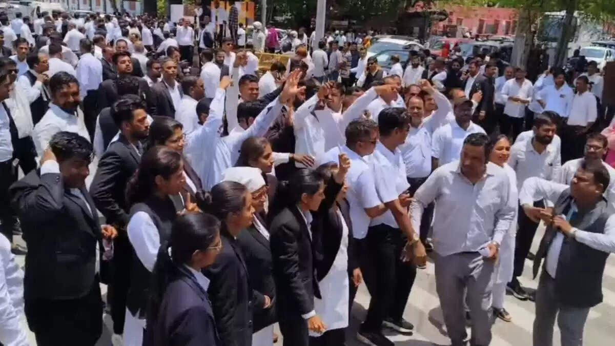 वीडियो में देखें अजमेर में भडके वकीलों ने जमकर मचाया हुडदंग, पीडब्ल्यूडी अधिकारी को सड़क पर दौड़ा-दौड़ाकर पीटा