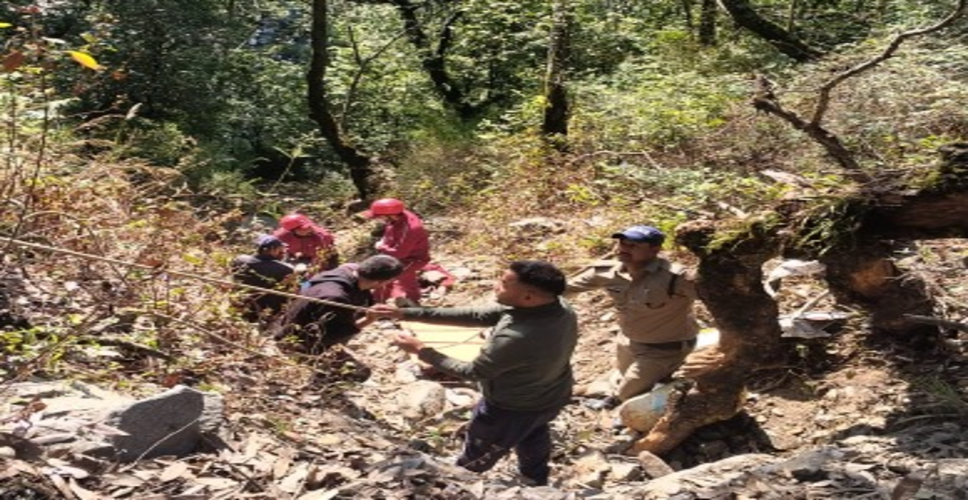 चमोली में दर्दनाक सड़क दुर्घटना, ईको वैन 400 मीटर गहरी खाई में गिरी, 3 की मौत