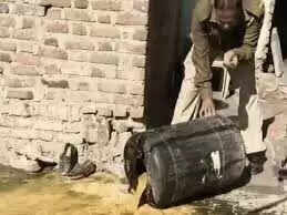 लक्ष्मीपुरा गांव में अवैध शराब फैक्ट्रियों पर कार्रवाई, 11 हजार 5 सौ लीटर दारू नष्ट