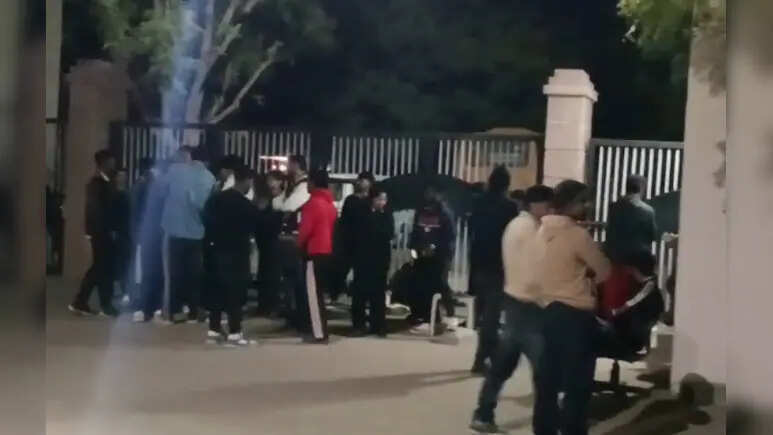 जयपुर में जगन्नाथ यूनिवर्सिटी के BNYS छात्रों का ठंडी रात में विरोध प्रदर्शन, फर्जी कॉलेज चलने का लगाया आरोप