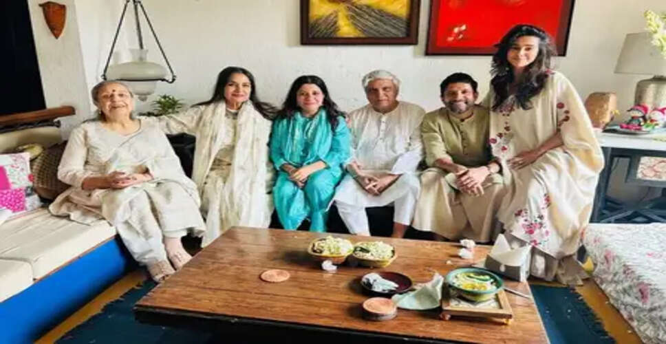 शबाना आज़मी और जावेद अख्तर ने फैमिली फोटो के साथ दी ईद की शुभकामनाएं