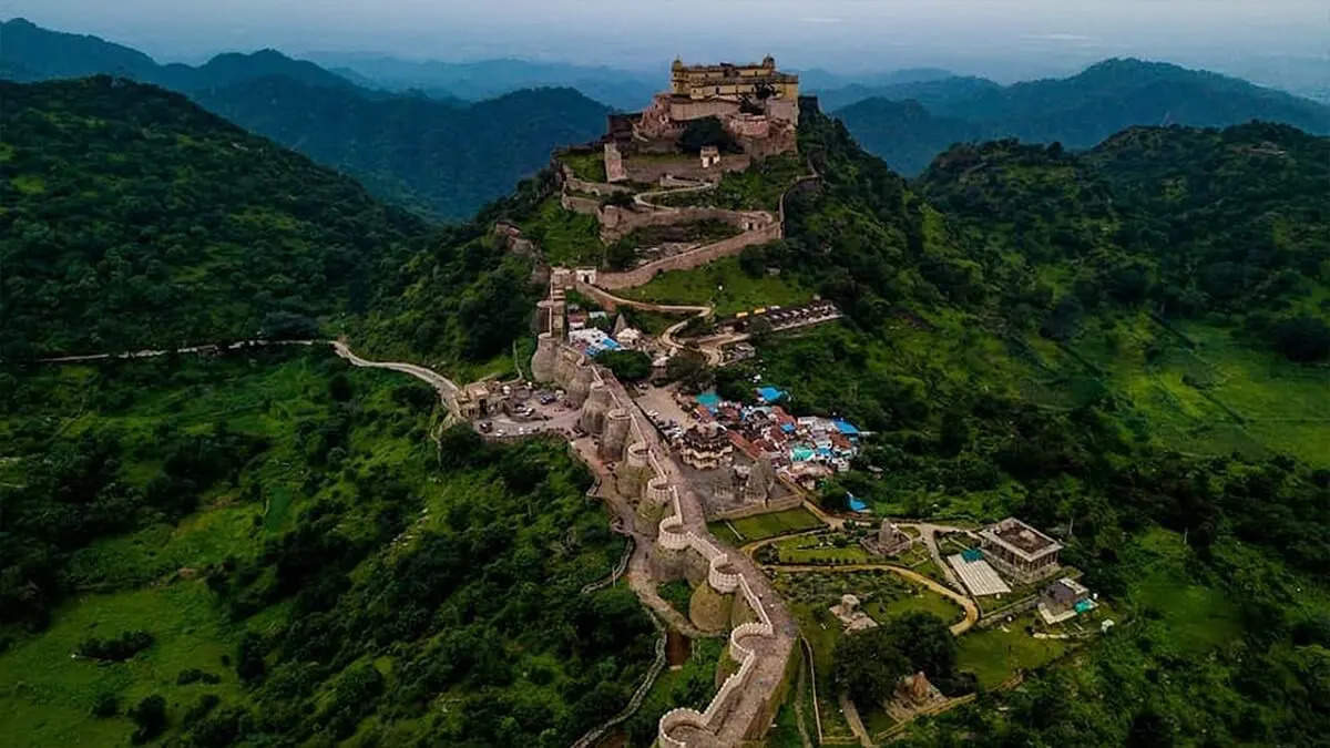 36 किलोमीटर लंबी दीवार वाला किला! जानिए कुम्भलगढ़ का अद्भुत इतिहास, वीडियो में खूबसूरत नज़ारे देख अभी बना लेंगे घूमने का प्लान