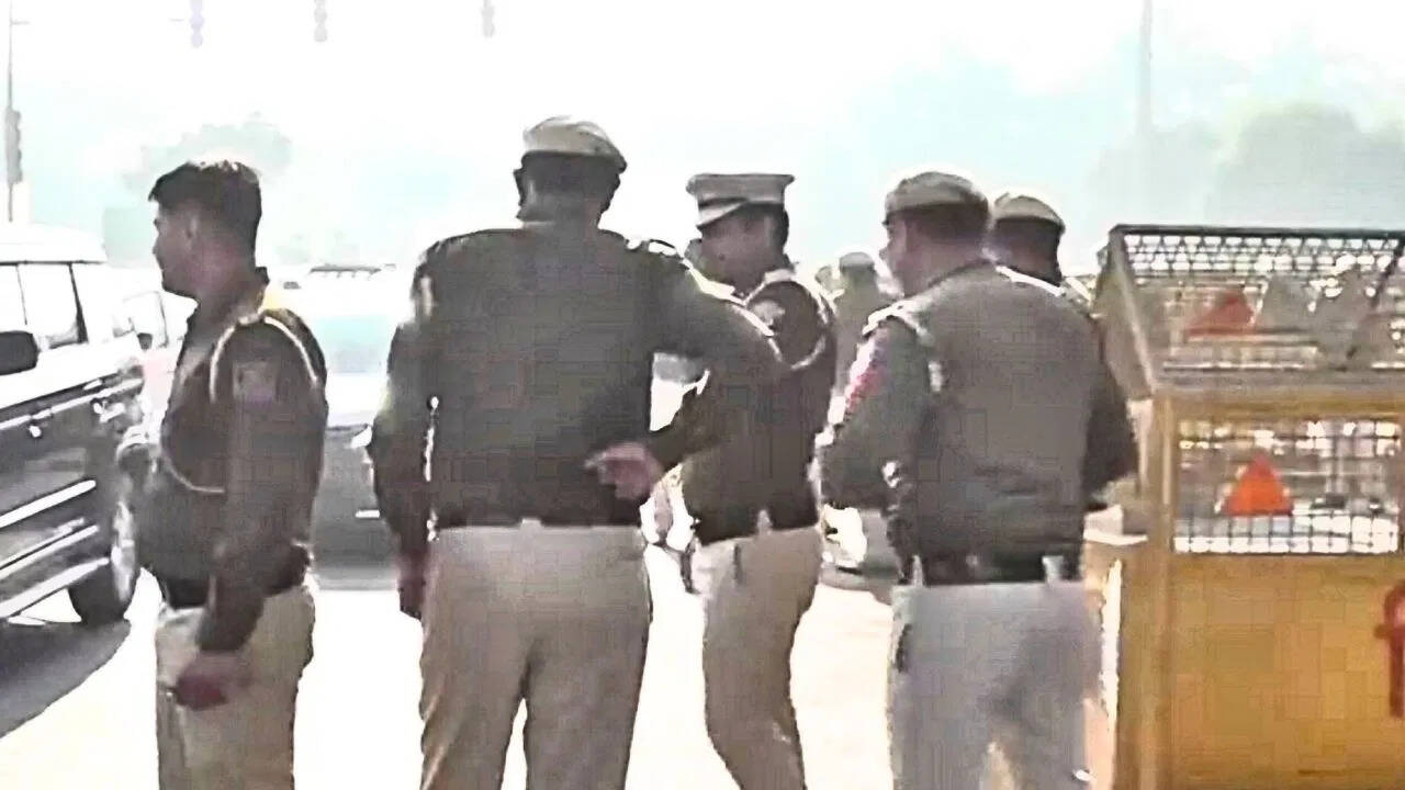 ग्रेटर नोएडा के नवादा गांव में झगड़ा हिंसक रूप ले गया, 11 गिरफ्तार