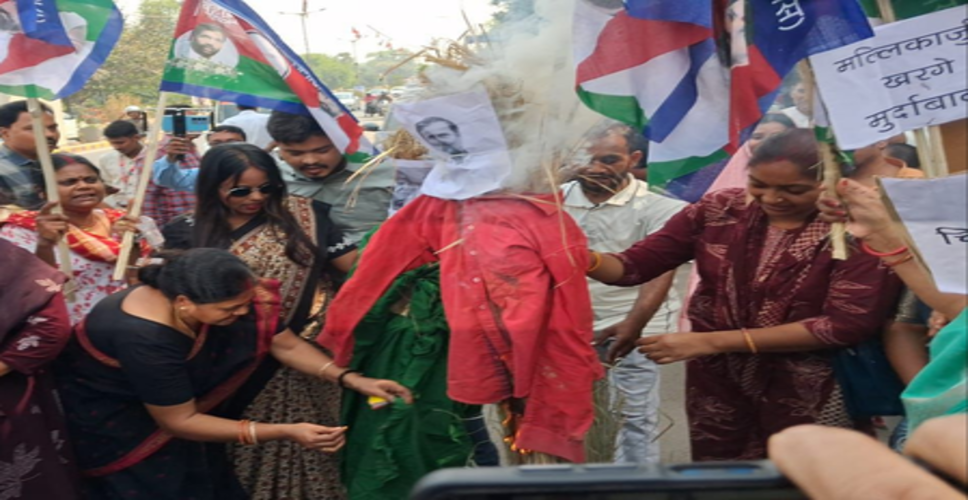 बिहार: नारी शक्ति वंदन अधिनियम को पारित होने से रोकने के विरोध में लोजपा (आर) का प्रदर्शन