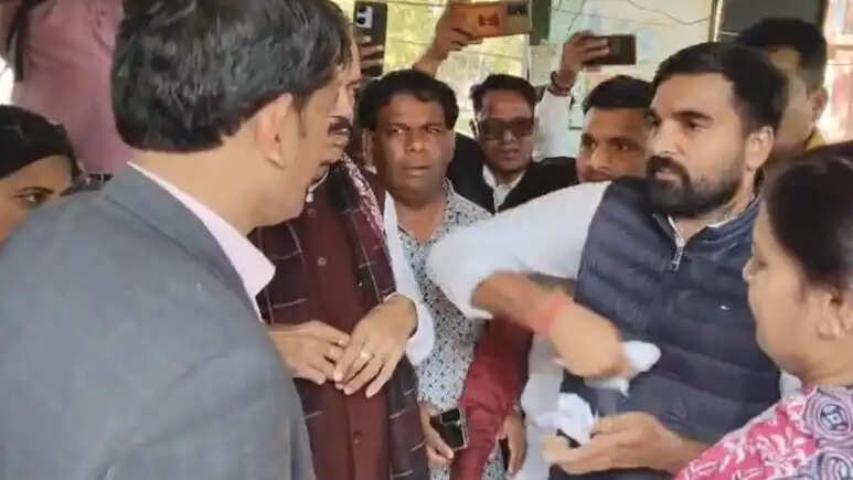 जोधपुर में युवा कांग्रेस की 'मनरेगा बचाओ पदयात्रा' में विवाद, विधायक ने ज्ञापन फाड़कर अधिकारी पर फेंका