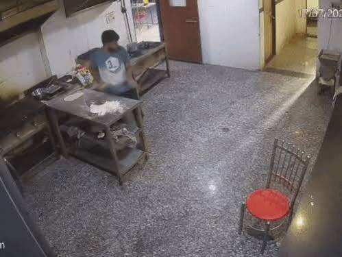 कोटा के बॉयज हॉस्टल में घुसा मगरमच्छ, मेस में खाना बना रहा कुक भागा; छात्रों में मची दहशत