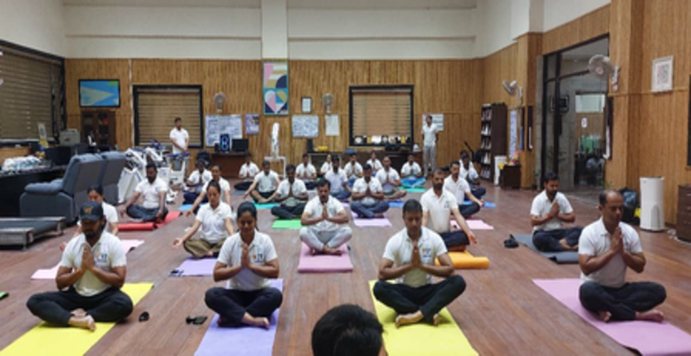 भारतीय हॉकी टीम के कोचों ने किया योगाभ्यास, साई में आयोजित हुआ विशेष योग सत्र