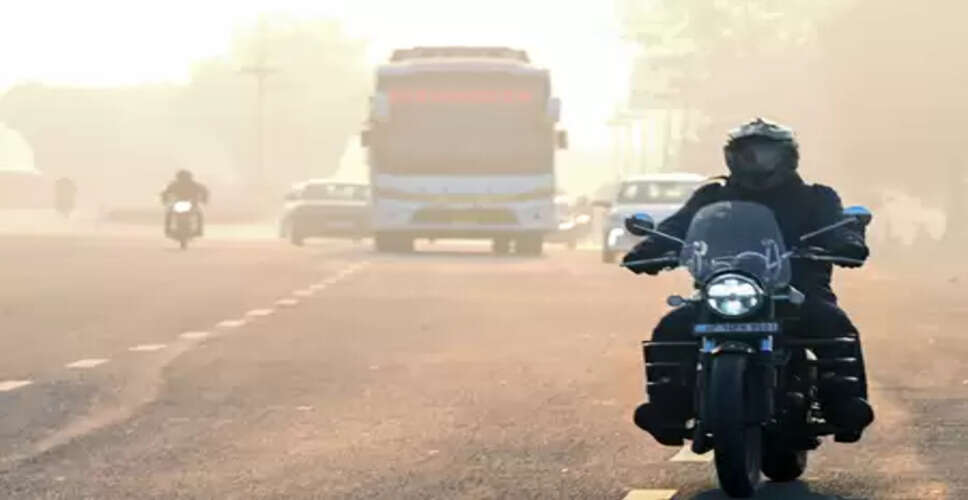 दिल्ली-एनसीआर में शीतलहर का प्रकोप, न्यूनतम पारा 3&ndash;4 डिग्री तक लुढ़का, एक्यूआई अब भी लाल निशान में