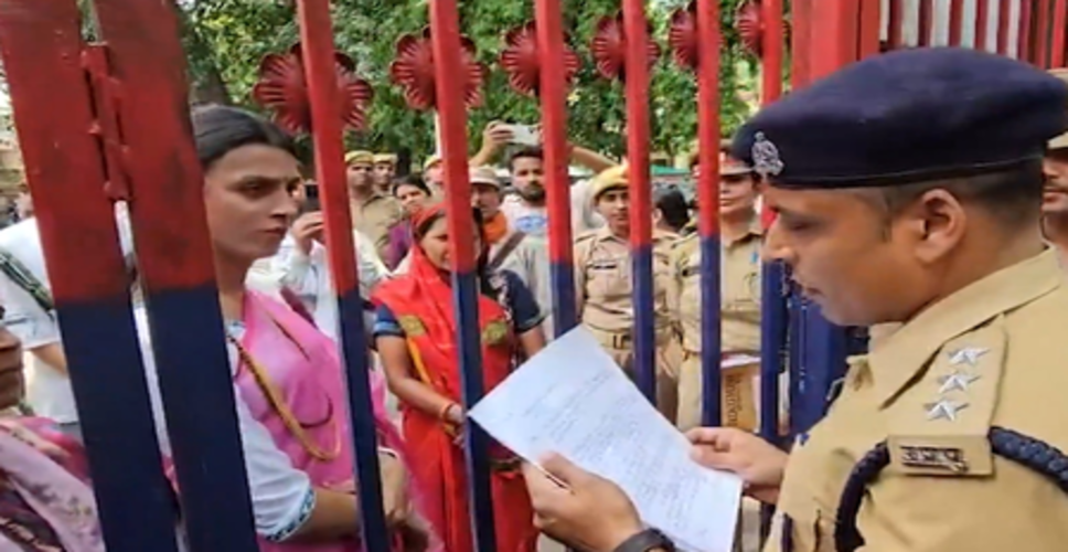 वाराणसी में ट्रांसजेंडर समुदाय ने सौंपा ज्ञापन, सांप्रदायिक तनाव फैलाने वालों पर कार्रवाई की मांग