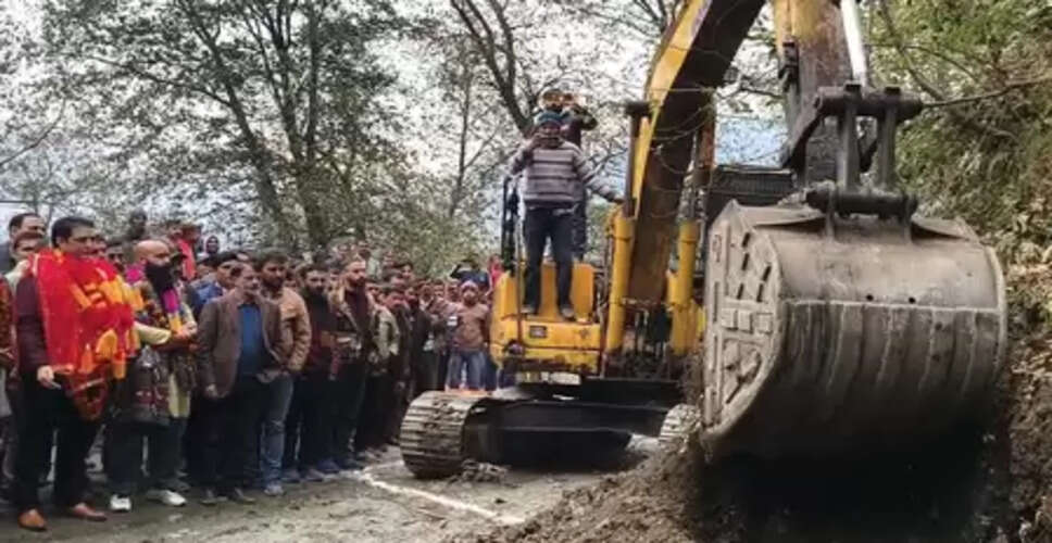 जम्मू कश्मीर: डोडा जिले के हिरनी गांव में पहली बार बन रही सड़क, भाजपा विधायक ने किया शिलान्यास