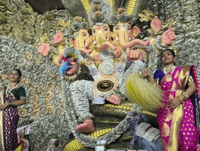 गणपति को पहनाई 6.36 करोड़ के नोटों की पोशाक, वीडियो में जाने सोने-चांदी से हुआ दिव्य श्रृंगार; देर रात तक उमड़े श्रद्धालु