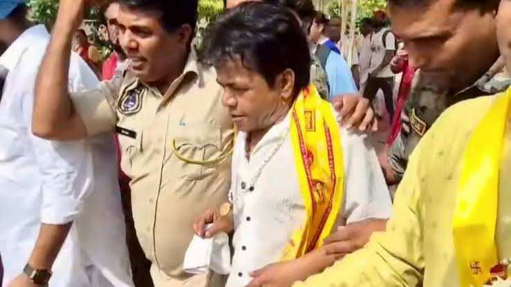 जयपुर पहुंचे राजपाल यादव, फुटेज में देंखे गोविंद देव जी मंदिर में किए दर्शन; अभिनेता को देखने उमड़ी श्रद्धालुओं की भीड़
