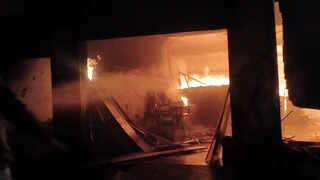 दौसा: मकर संक्रांति पर बड़ा हादसा, दुर्गा मंदिर के पीछे लकड़ी गोदाम में लगी भीषण आग